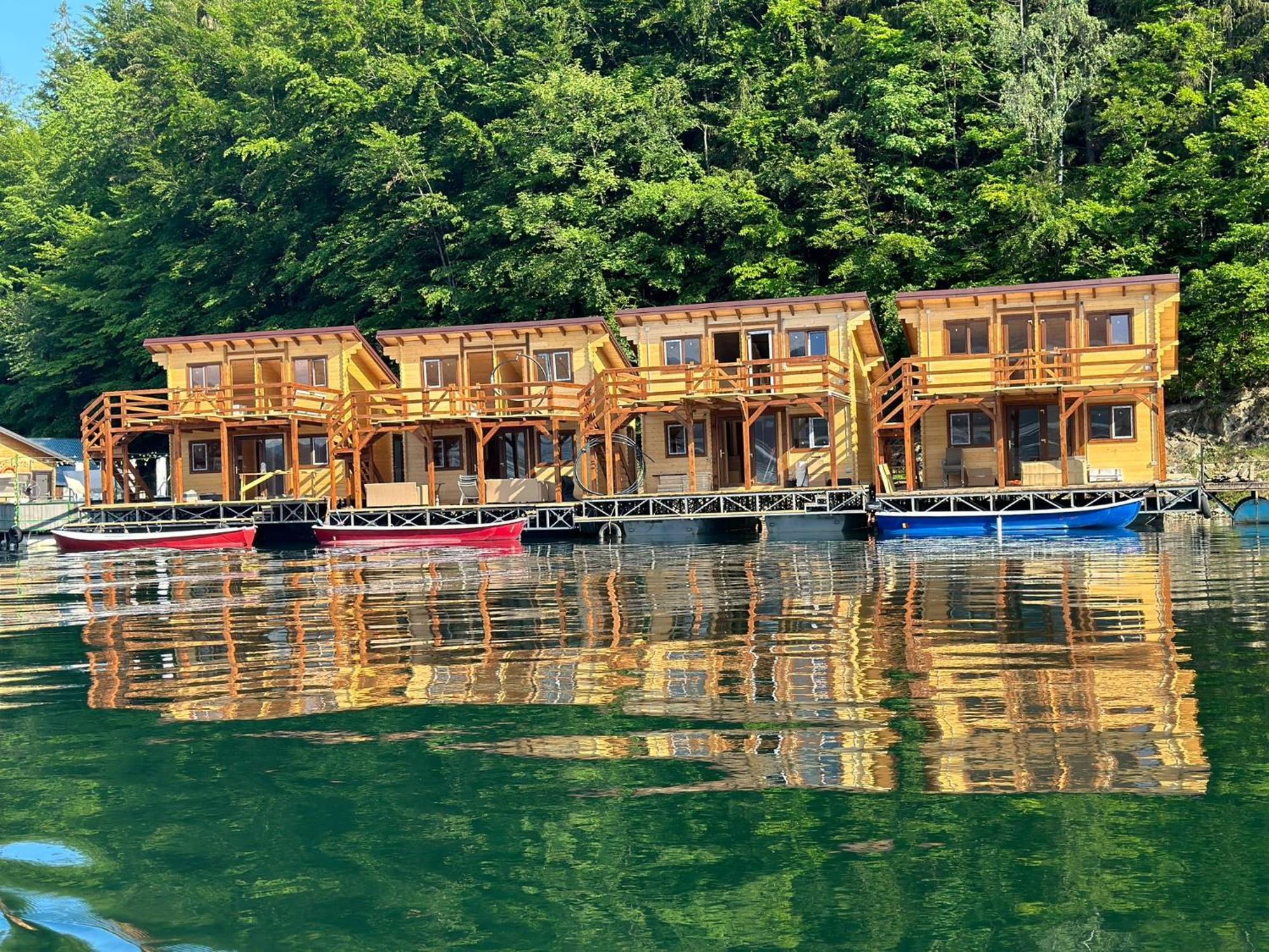 Holiday Bicaz Bungalows On The Lake Esterno foto