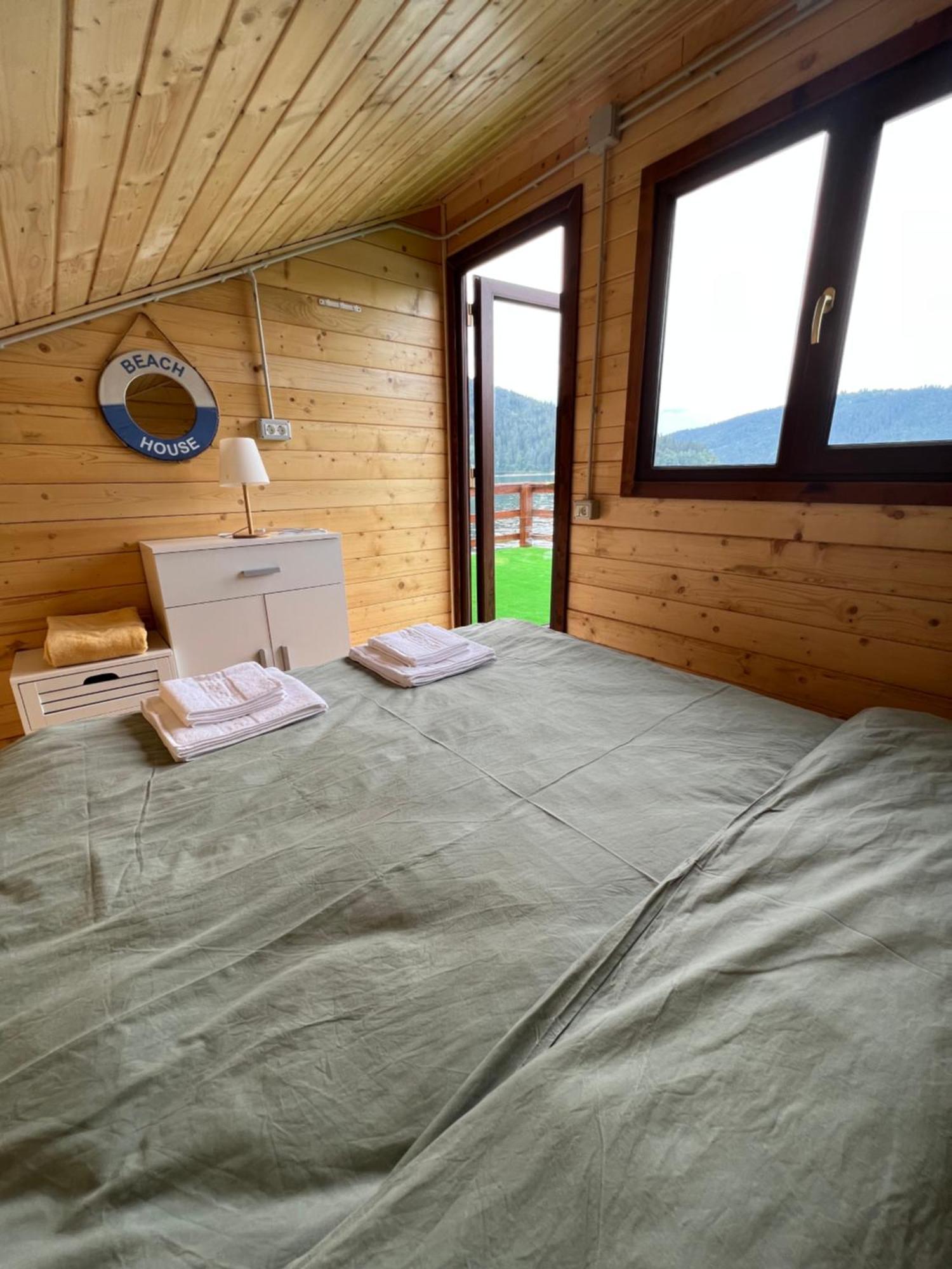 Holiday Bicaz Bungalows On The Lake Esterno foto