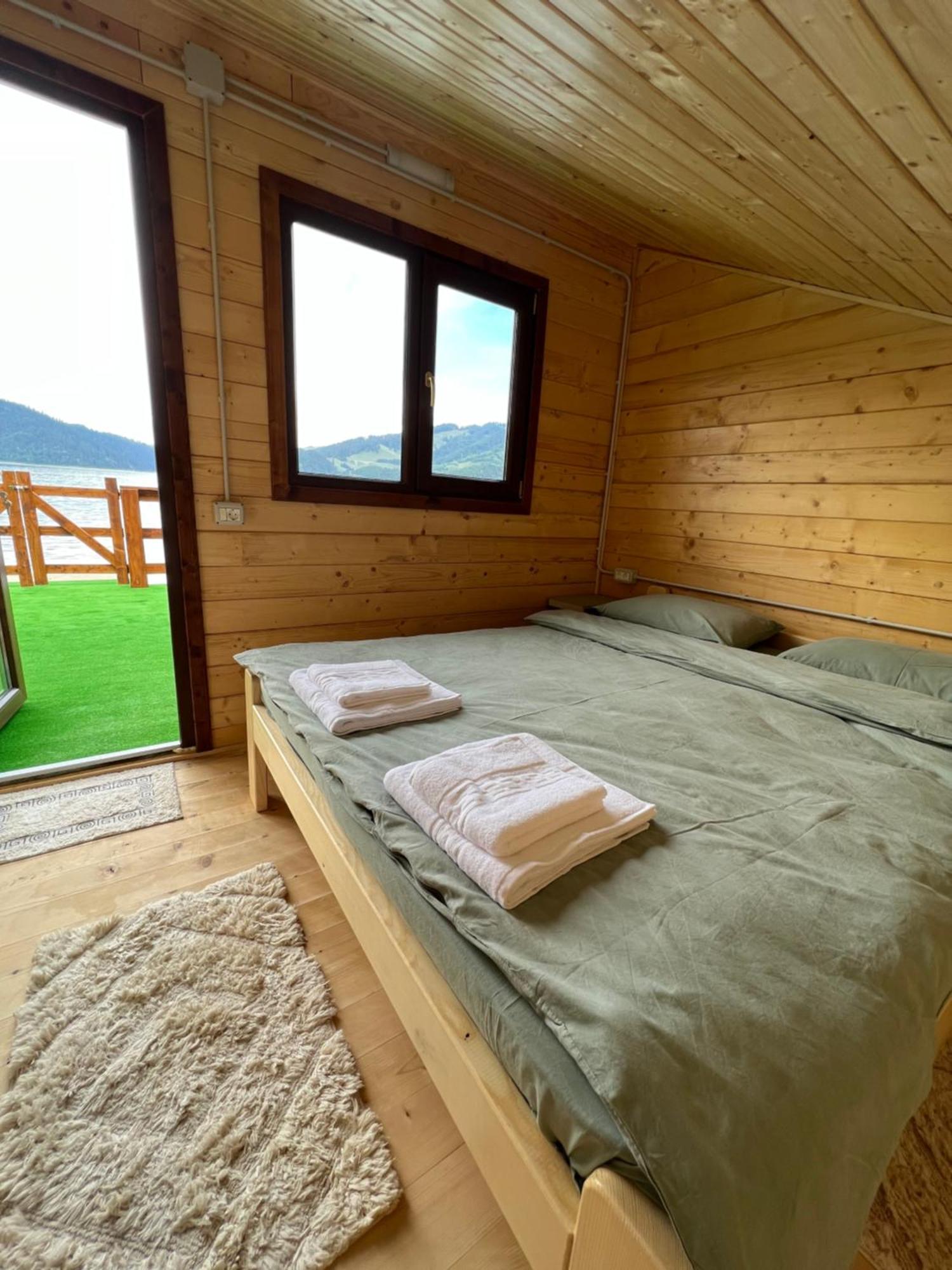 Holiday Bicaz Bungalows On The Lake Esterno foto