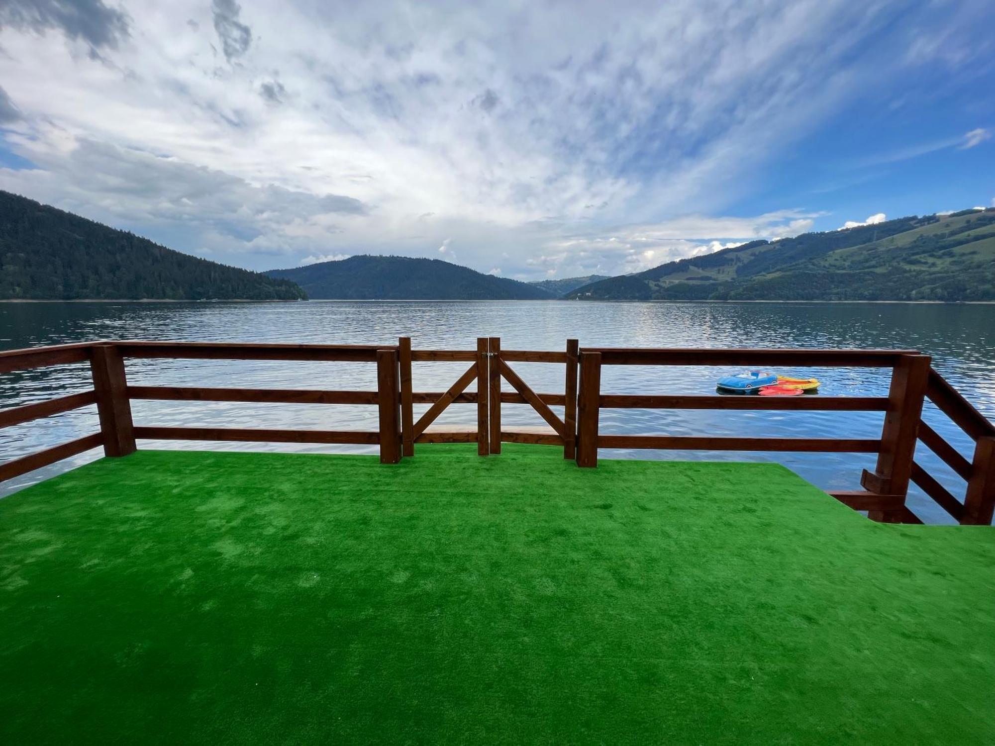Holiday Bicaz Bungalows On The Lake Esterno foto