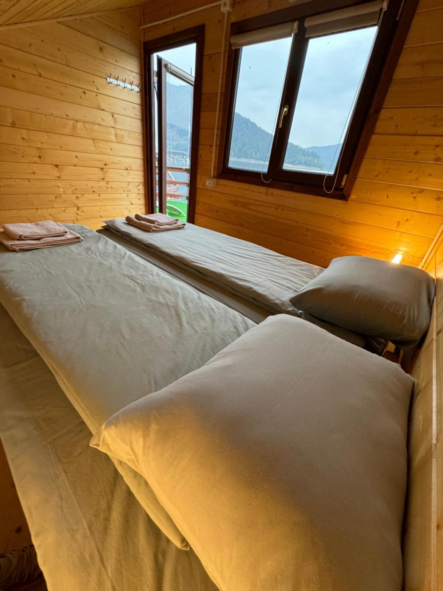 Holiday Bicaz Bungalows On The Lake Esterno foto