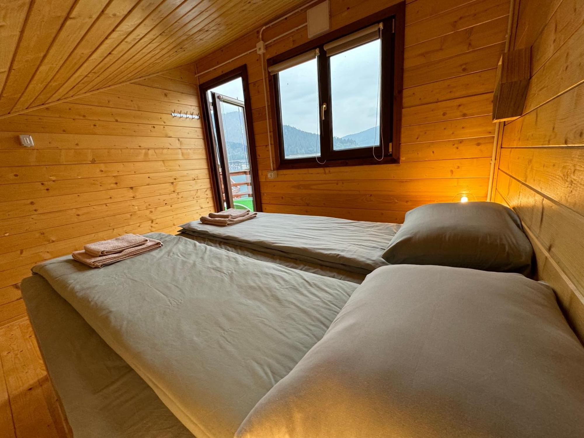 Holiday Bicaz Bungalows On The Lake Esterno foto